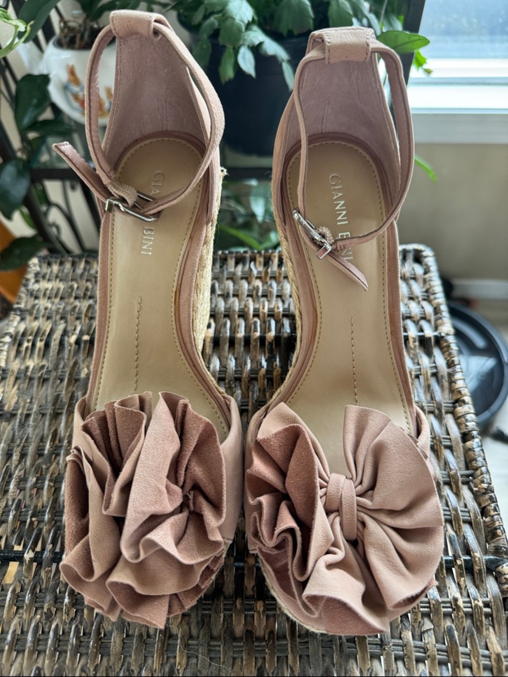 New Gianni Bini Suede Blush Wedge Sandals with Ruffle Details Women’s Size 7.5